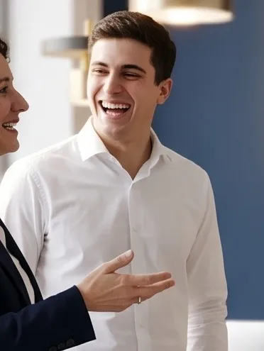 Tomás Gauna sonriendo en la recepción del estudio