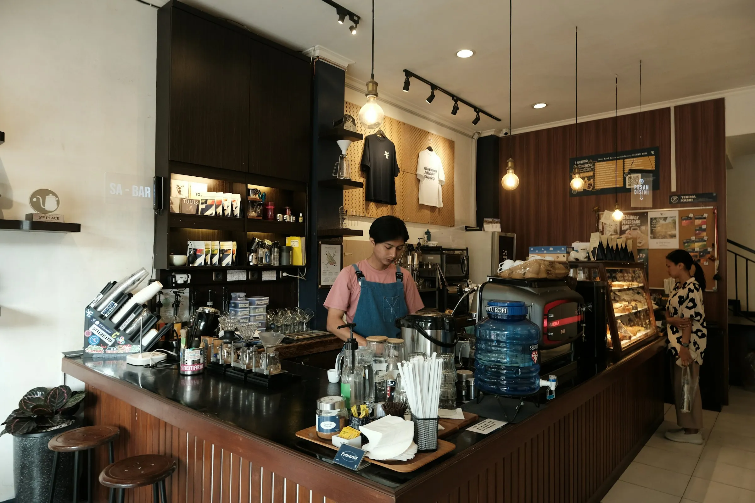 Dueña de una cafetería trabajando detrás del mostrador de su local