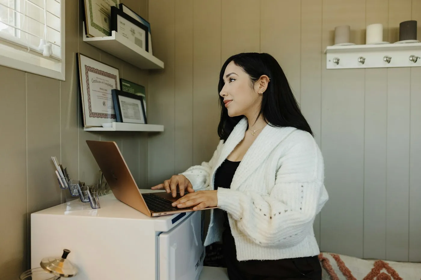 Emprendedora trabajando con su laptop en un escritorio de su casa